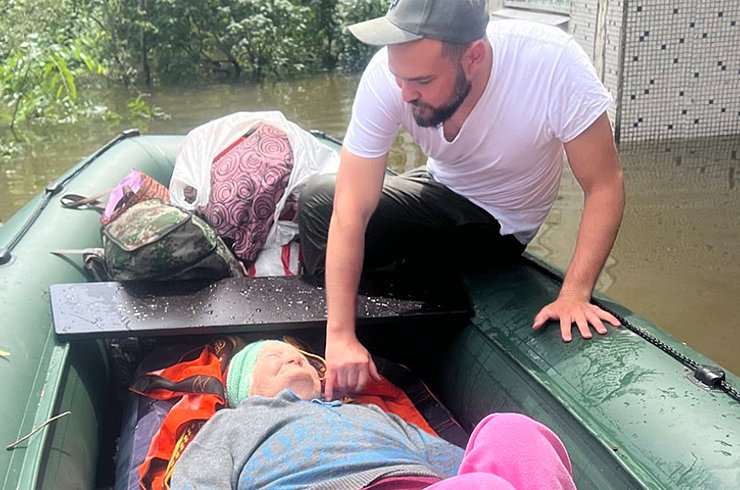 Partner von Samaritan's Purse retten eine ältere Frau in der überfluteten Südukraine vor den Wassermassen. Foto: Samaritan's Purse e. V.