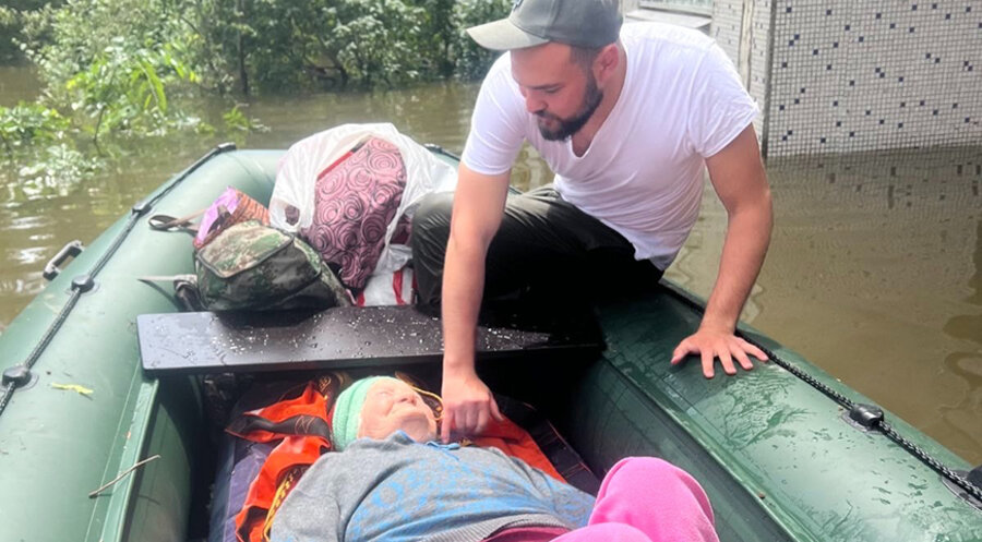 Partner von Samaritan's Purse retten eine ältere Frau in der überfluteten Südukraine vor den Wassermassen. Foto: Samaritan's Purse e. V.