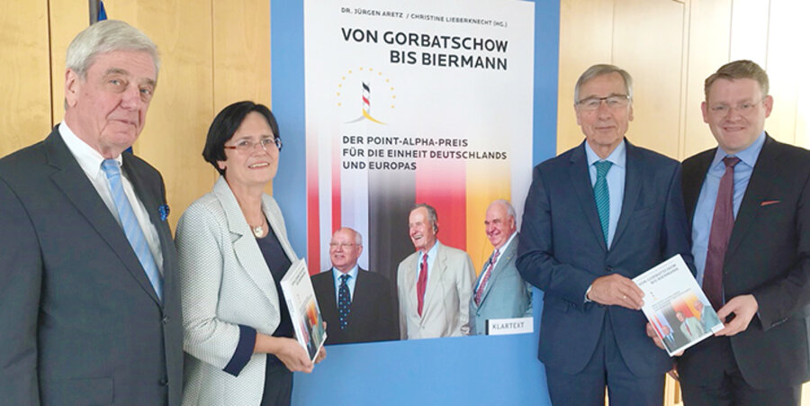 v. l.: Der ehemalige Staatssekretär, Jürgen Aretz, die ehemalige Ministerpräsidentin Christine Lieberknecht, Bundesminister a. D. Wolfgang Clement und der Präsident des Landtags, Christian Carius. Foto: Kuratorium Deutsche Einheit