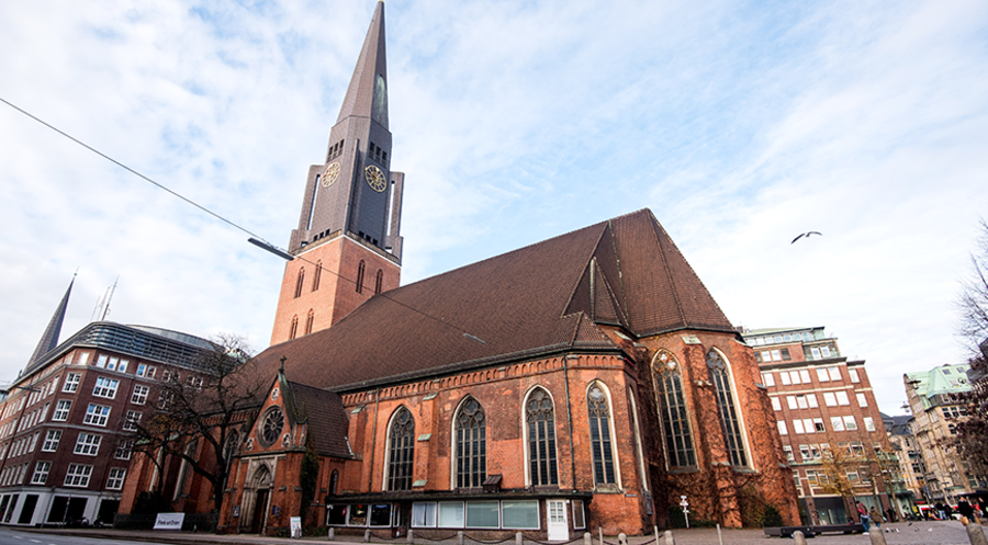 Maßnahmen zur Stabilisierung des Mauerwerks nötig: Die Hauptkirche St. Jacobi in der Hamburger Innenstadt. Foto: picture alliance/dpa/Daniel Bockwoldt