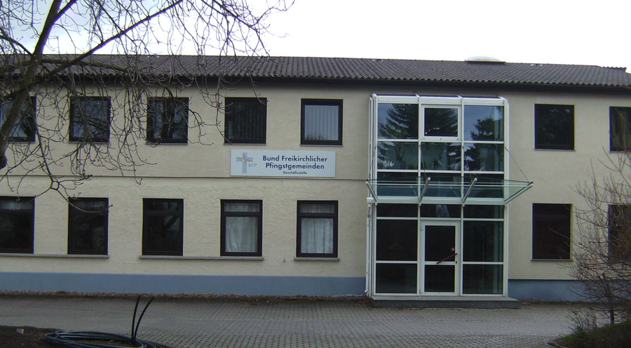 Die Bundesgeschäftsstelle des Bundes Freikirchlicher Pfingstgemeinden in Erzhausen bei Darmstadt. Foto: Wiki Commons/Sokkok