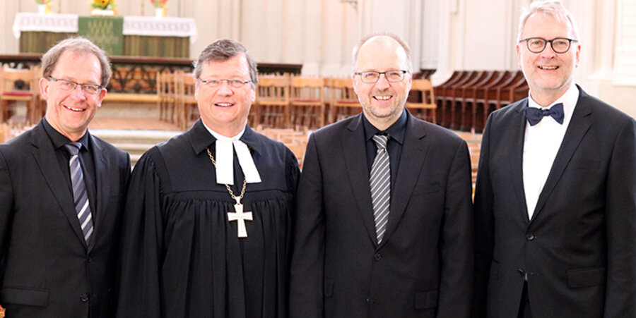 v. l. Prof. Frank Dittmer, Bischof Hans-Jürgen Abromeit, Hans-Jürgen Wulf, Prof. Matthias Schneider
Foto: Klinkhardt/Nordkirche