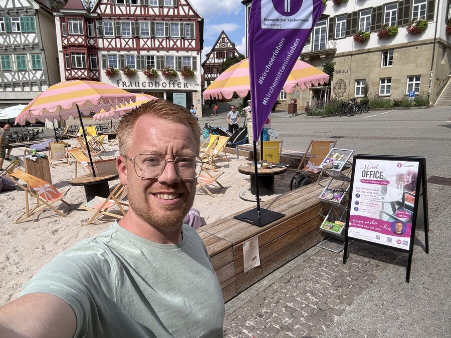 Das "Street Office" von Sven Faix auf dem Herrenberger Marktplatz.