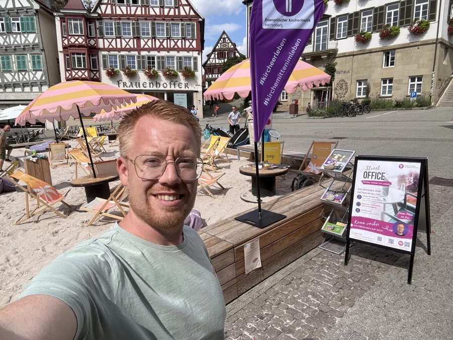 Das "Street Office" von Sven Faix auf dem Herrenberger Marktplatz.