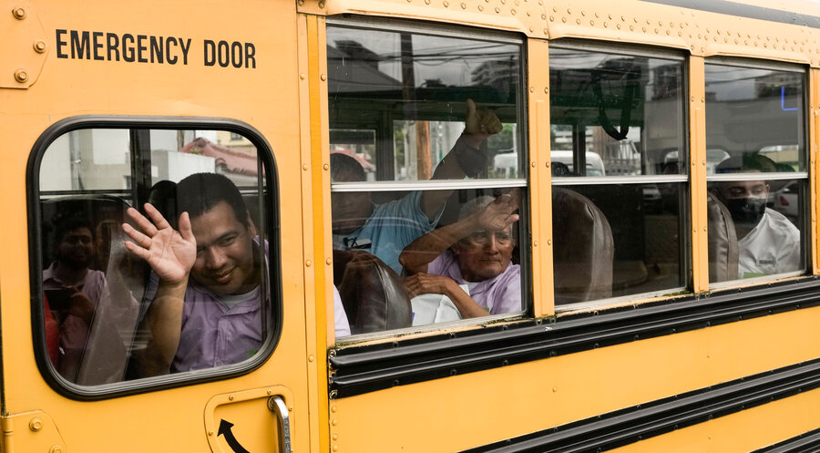 Der Bus mit den Freigelassenen. Foto: picture alliance / ASSOCIATED PRESS | Moises Castillo