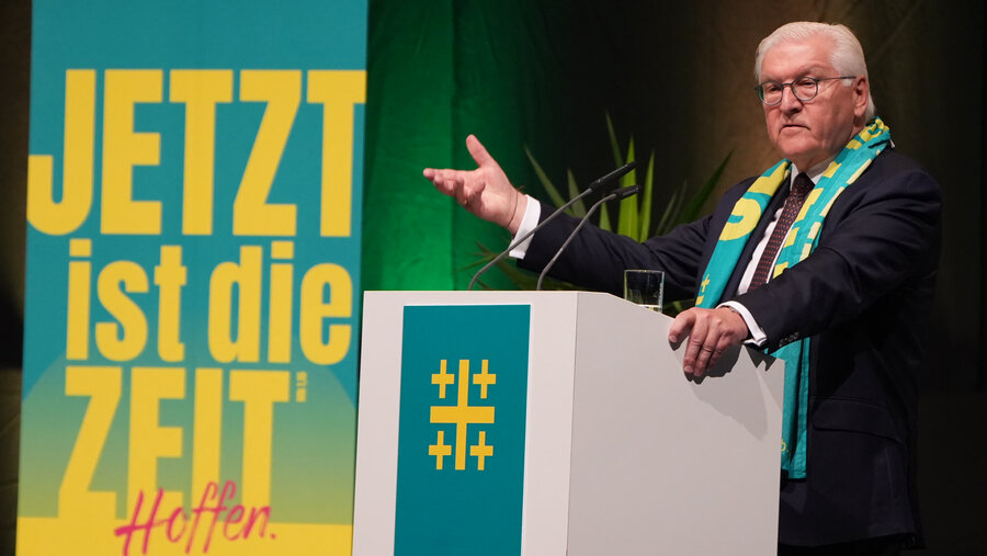 Bundespräsident Frank-Walter Steinmeier bei seiner Bibelarbeit auf dem Kirchentag. Foto: IDEA/Markus Pletz