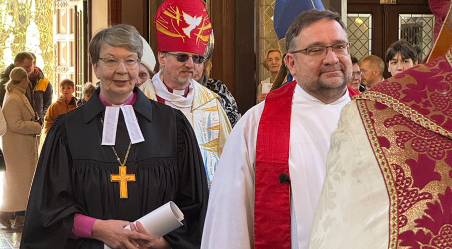 Die Landesbischöfin der Evangelisch-Lutherischen Kirche in Norddeutschland, Kristina Kühnbaum-Schmidt, und der neue Erzbischof der Lettischen Evangelisch-Lutherischen Kirche weltweit, Kārlis Zols. Fotos: Nordkirche/Annika Jannsen