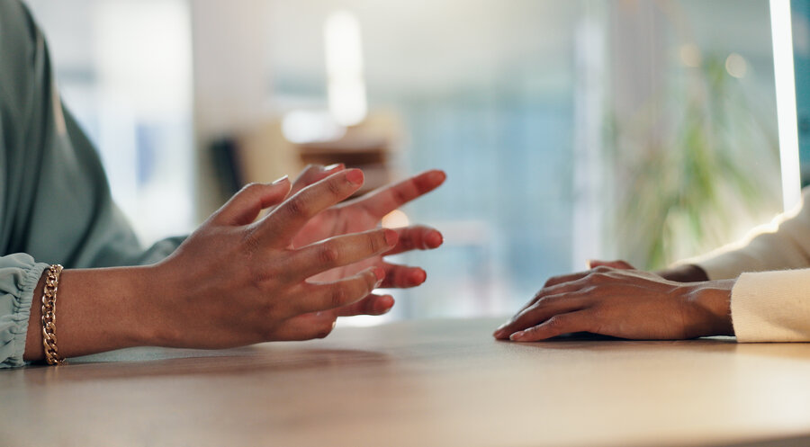 Der Verein „Wildwasser Bielefeld“ berät Betroffene von sexualisierter Gewalt. Symbolfoto: iStock/Jacob Wackerhausen
