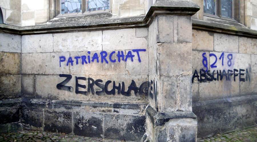Diese beiden Schriftzüge hinterließen Abtreibungsbefürworter am katholischen St.-Paulus-Dom in Münster. Foto: Felizitas Küble