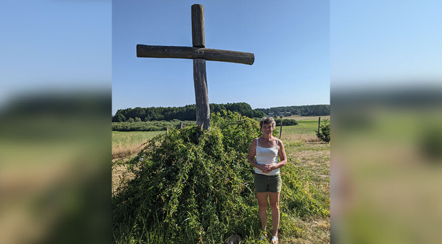 Ein Lieblingsplatz von Kornelia Engler: Im Zentrum
ihres Bibelgartens steht ein großes Kreuz. Foto: IDEA/ Christian Starke