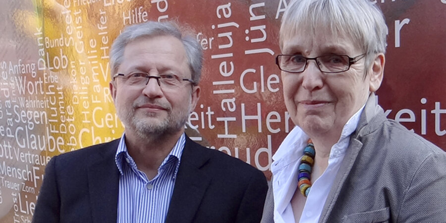v.l.: Theologieprofessor Michael Herbst und die Leiterin des Amtes für missionarische Dienste, Birgit Winterhoff. Foto: idea/Rösler