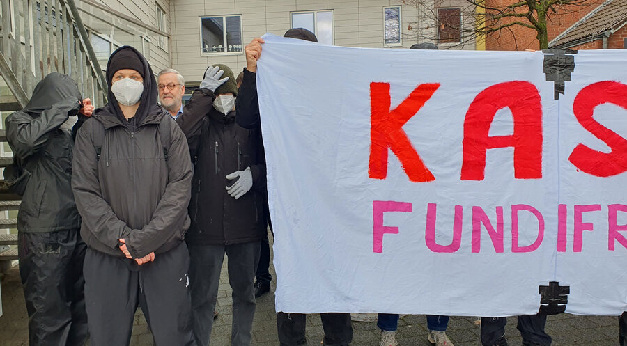 Linksradikale mit der Aufschrift „Kassel Fundifrei“. Foto: Michael Kiworr