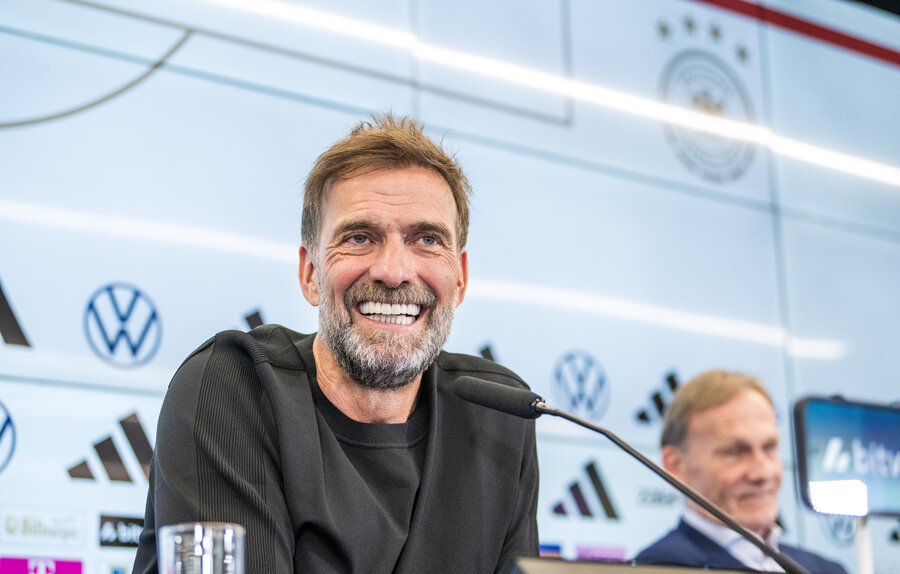 Jürgen Klopp bei seiner ersten Pressekonferenz als Bundestrainier. 