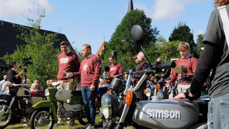 Rund 80 Besucher und 50 Mopedfahrer nahmen an dem Gottesdienst im Rahmen des „Jahres der jüdischen Kultur in Sachsen“ teil.