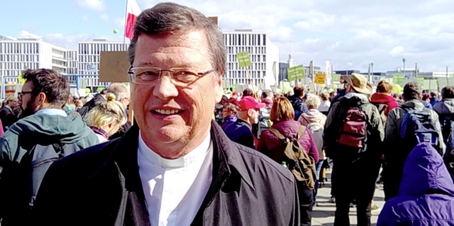 Der Bischof im Sprengel Mecklenburg und Pommern der Evangelisch-Lutherischen Kirche in Norddeutschland (Nordkirche), Hans-Jürgen Abromeit, beim „Marsch für das Leben“. Foto: idea/Ryll
