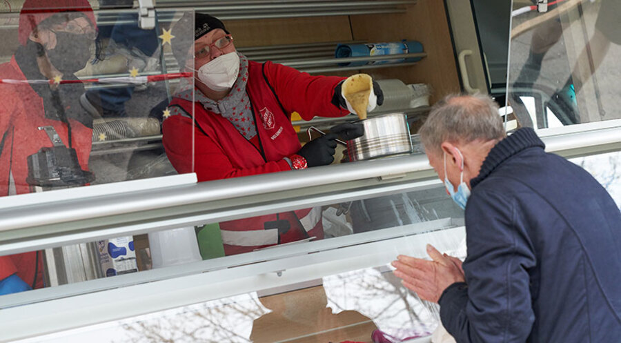 Mitarbeiter teilen Essen aus. Foto: Jörg Riethausen