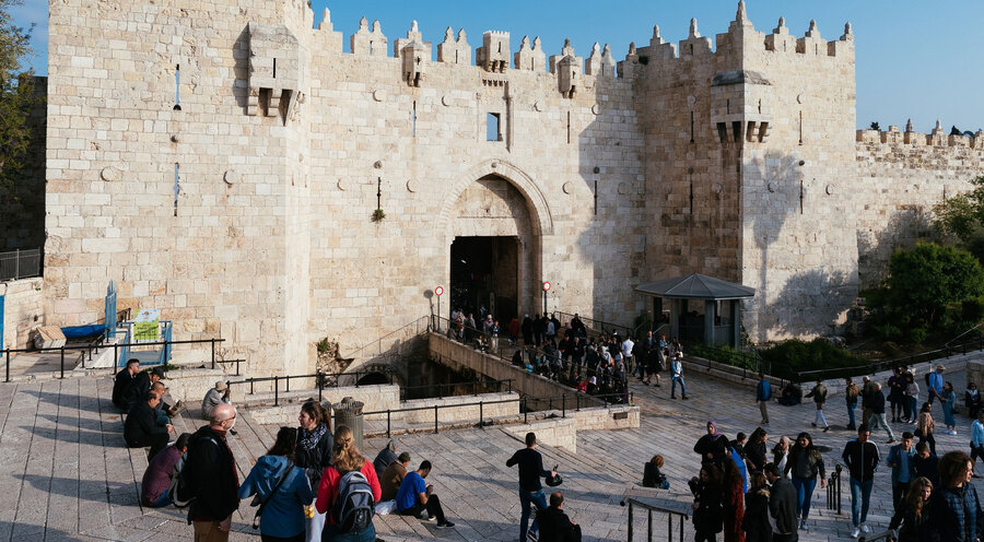 Menschen vor dem Damaskustor in Jerusalem. Foto: pixabay.com