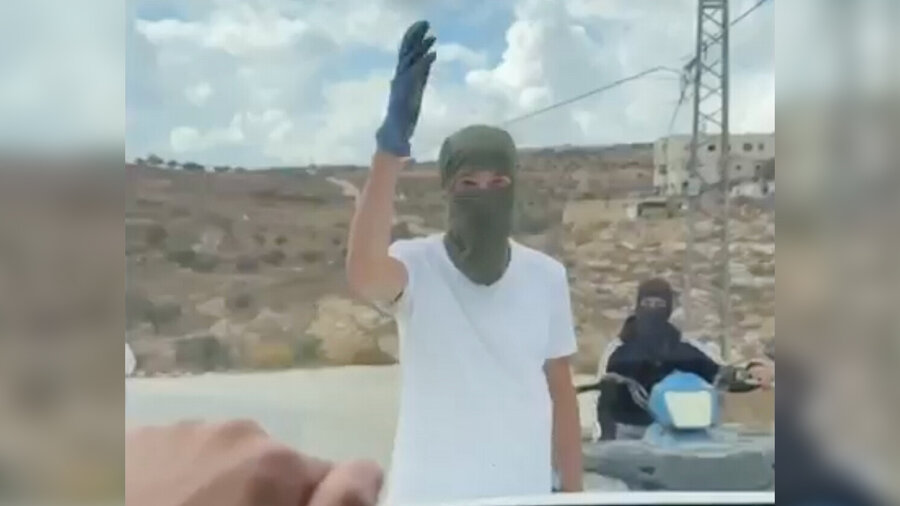 Maskierte israelische Siedler im christlichen Dorf Taybeh konfrontieren einen Autofahrer. 