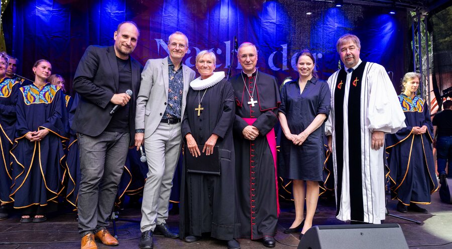 v.l.n.r.: NDR-Moderator Daniel Kaiser, Propst Martin Vetter, die EKD-Ratsvorsitzende Kirsten Fehrs, Erzbischof Stefan Heße, Wirtschaftssenatorin Melanie Leonhard und der Hamburger ACK-Vorsitzende und Pastor Uwe Onnen eröffnen die 22. Nacht der Kirchen in Hamburg. Foto: Nacht der Kirchen 2025/Bertold Fabricius 