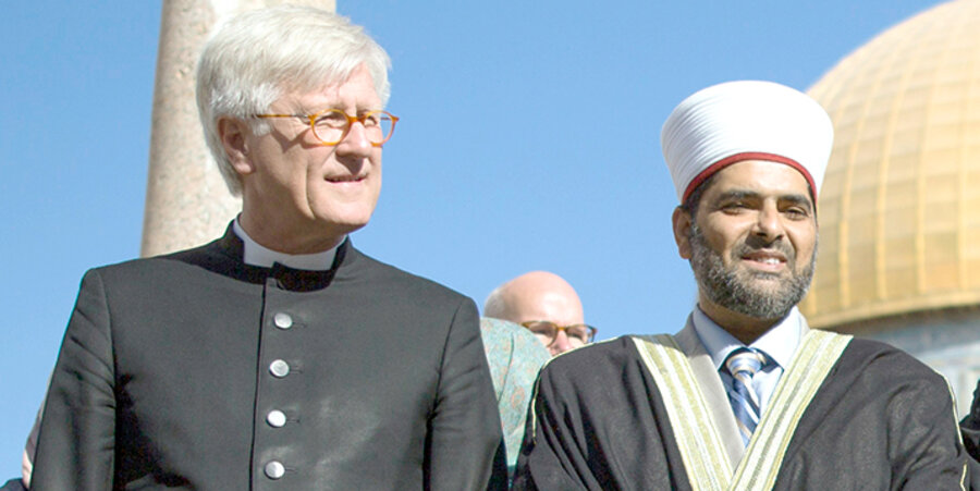 v. l.: Der EKD-Ratsvorsitzende, Landesbischof Heinrich Bedford-Strohm, und Scheich Omar Awadallah Kiswani auf dem Tempelberg. Foto: picture-alliance/dpa
