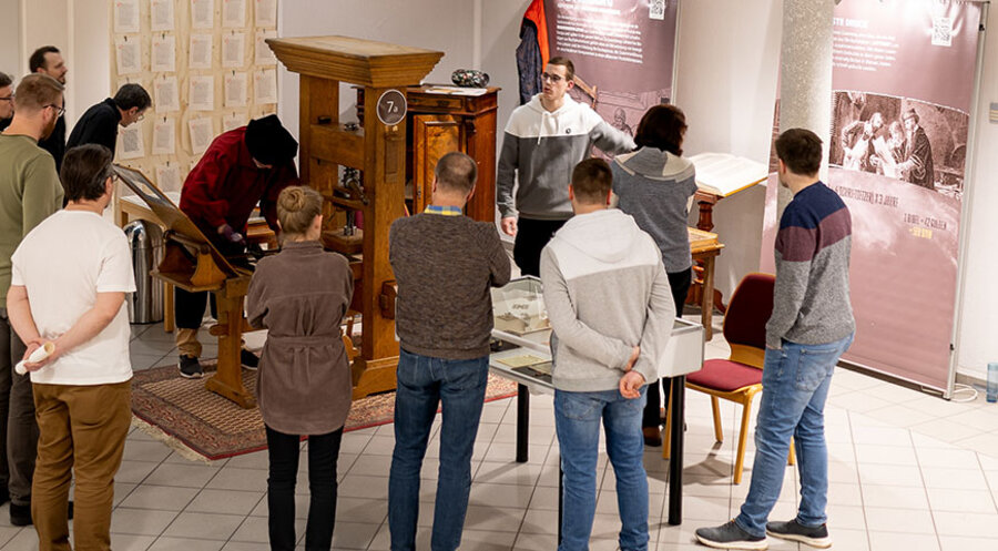 Zur Bibelausstellung, mit ihren Ausstellungsstücken zur Geschichte der Bibel, wurden auch Führungen angeboten. Foto: Mennoniten-Brüdergemeinde Bielefeld/Nikolai Scheibel
