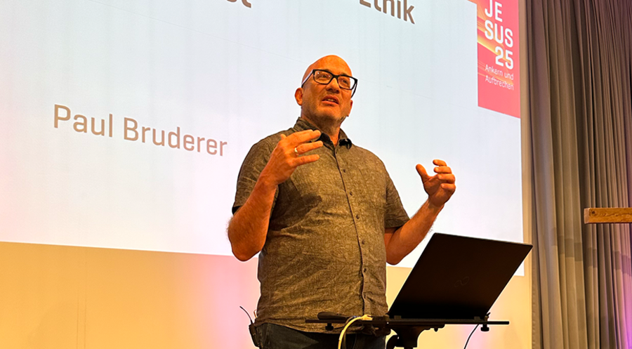 Paul Bruderer: „Sexualethik, die sich an Jesus Christus orientiert, ist gut, schön, herrlich, würdevoll, voller Gnade und Wahrheit, wiederherstellend – heilend.“ Foto: Thomas Richter
