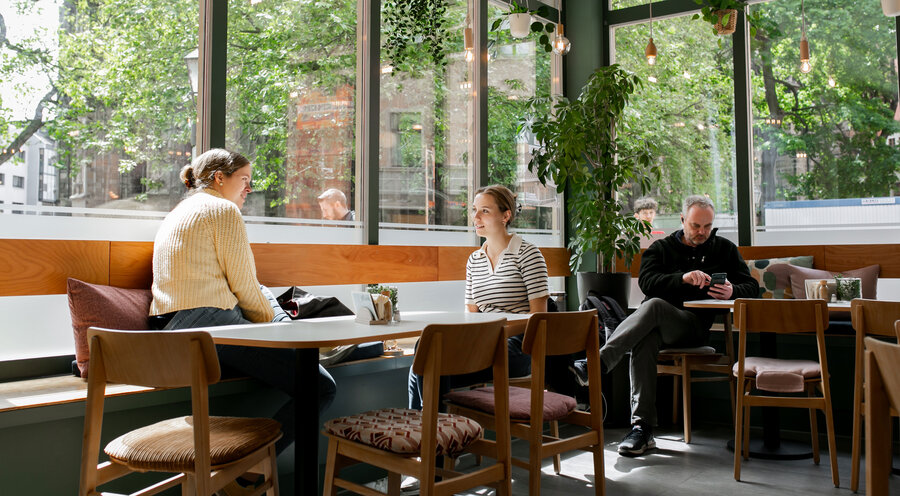 Das Café strahlt eine helle Wohlfühlatmosphäre aus. Foto: Lichthaus Halle