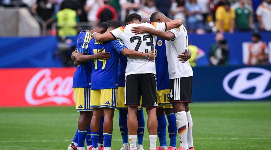 Felix Nmecha und Jonathan Tah beim Gebet mit Spielern aus Curaçao. Foto: picture alliance / Pressefoto Ulmer