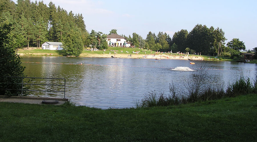 Der Hattsteinweiher in Usingen. Foto: Wikipedia/ MdE