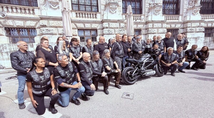Arnold Schwarzenegger (m.) mit Mitgliedern der christlichen Motorradgruppe. Foto: Jesus Biker