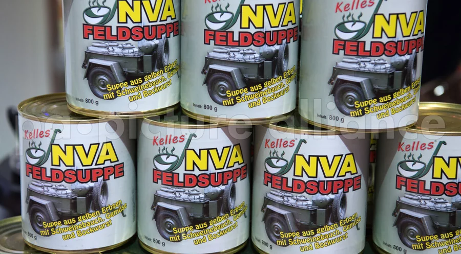 Konserven mit NVA-Feldsuppe. Foto: Picture Alliance/Soeren Stache