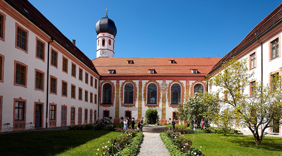 Kloster Beuerberg: Blick in den Klostergarten 