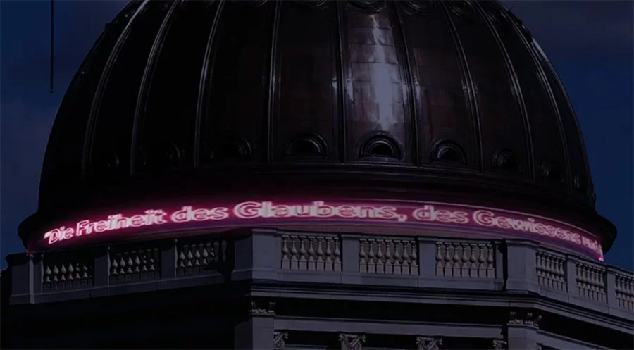 Die Initiative will ein Netz von Leuchtdioden montieren, das bei Einbruch der Dunkelheit den Schriftzug überstrahlt. Screenshot: YouTube/ Leuchtturm Berlin