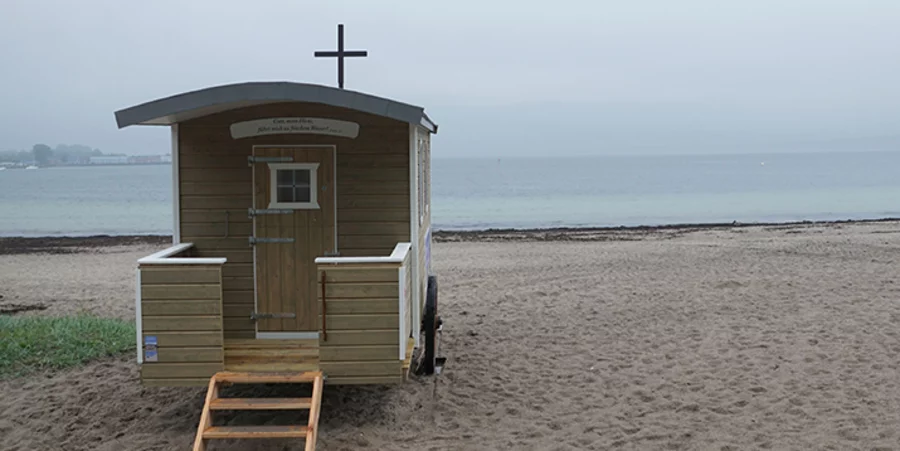 Die Schäferwagenkirche am Eckernförder Strand. Foto: Ev.-Luth. Kirchenkreis Rendsburg-Eckernförde