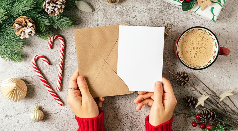 15 Prozent der Befragten schicken ihre Weihnachtspost ausschließlich handgeschrieben und per Post. Foto: iStock/Anna Ostanina