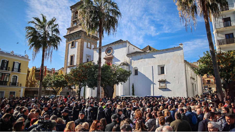 Anwohner versammelten sich am 26. Januar vor der Kirche, wo das Attentat stattfand. Foto: picture alliance / ASSOCIATED PRESS | Juan Carlos Toro