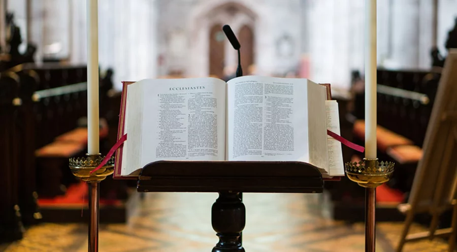 Eine Bibel auf einem Pult. Symbolbild: unsplash.com