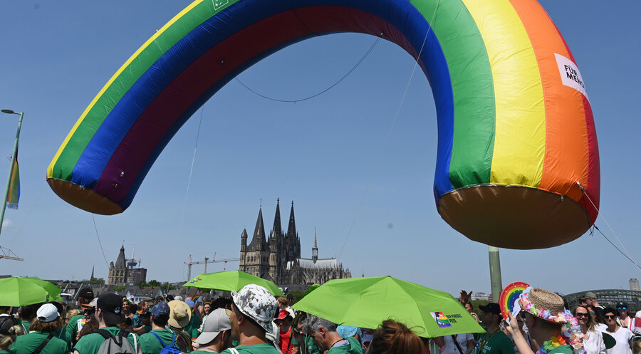 Teilnehmer des Christopher Street Day (CSD) in Köln. Foto: Picture Alliance/Horst Galuschka