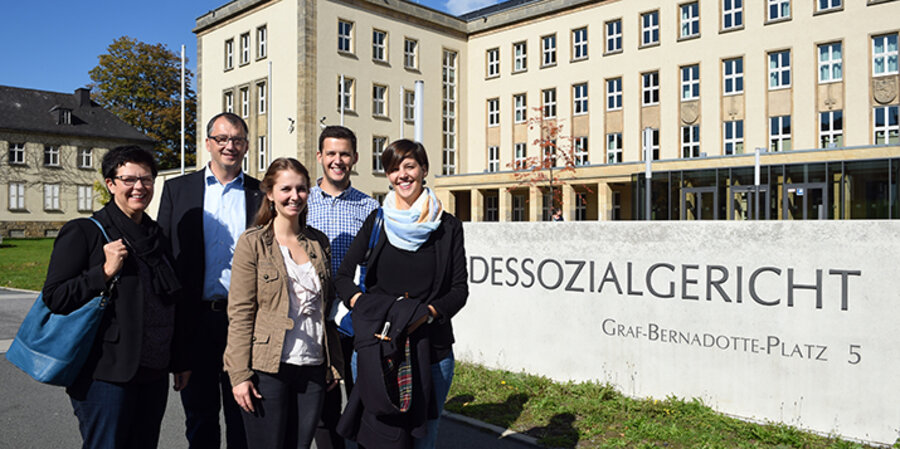 Der katholische Diakon Markus Essig und seine Familie vor dem Bundessozialgericht in Kassel. Foto: picture-alliance/dpa