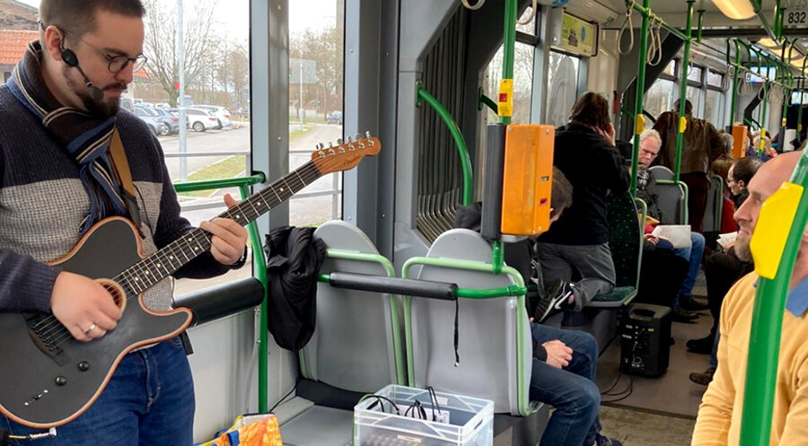 Zwei Musiker spielten Lobpreislieder während der Fahrt. Foto: Michael Bitzer