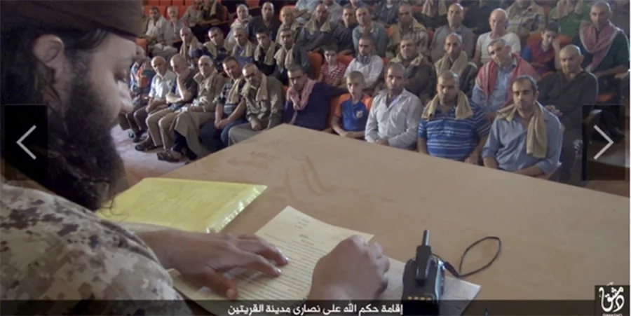 Ein IS-Kämpfer trägt Christen die 11 Gebote vor. Screenshot: ISIS media/Twitter