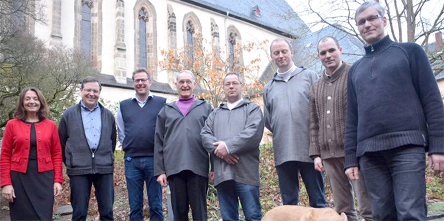 v. l.: Vorstand Eva Steinmetz und Verwaltungsratsvorsitzender Jörg Ludwig mit den sechs Mitgliedern der Bruderschaft. Foto: Rühl