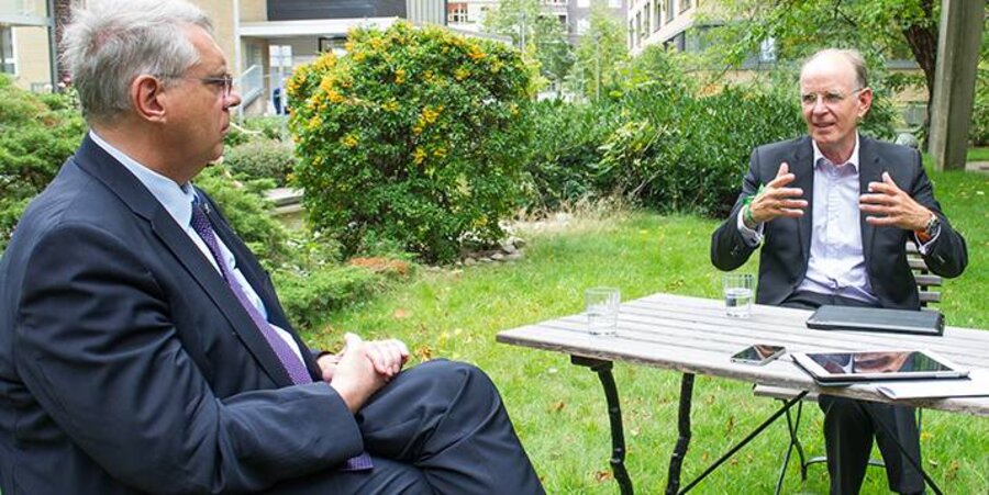 v.l.: Der Vorsitzende der UEK, Kirchenpräsident Christian Schad und der Leitende Bischof der VELKD, Landesbischof Ralf Meister. Foto: idea/Markus Pletz