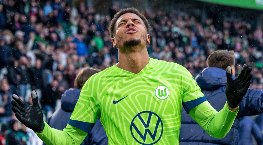 Felix Nmecha – hier noch im Trikot des VfL Wolfsburg – spielt Fußball zur Ehre Gottes. Nach seinen Toren dankt er Jesus. Foto: Picture Alliance/David Inderlied