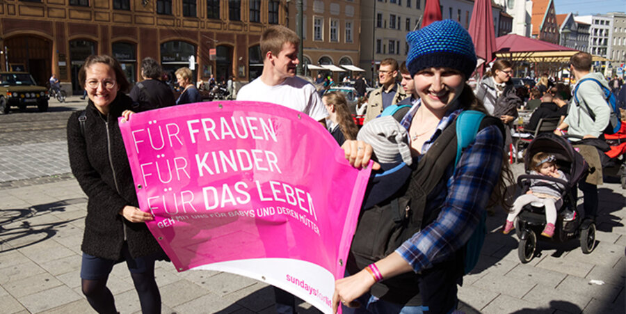In Augsburg findet seit Anfang September jeden Sonntag eine Demonstration für das Lebensrecht von ungeborenen Kindern statt. Foto: Privat