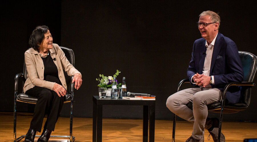 Die Zeitzeugin Eva Erben im Gespräch mit TV-Moderator Günther Jauch. Foto: Levi Dörflinger