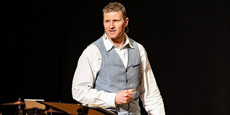 Der ehemalige Zehnkämpfer und Boxer Tobias Kley bei seiner Predigt. Foto: Tobias Göttling