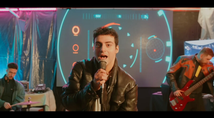 Asaf Sefael Mishijev (Mitte) mit seiner Band Mamagama. Screenshot: YouTube/Eurovision Song Contest