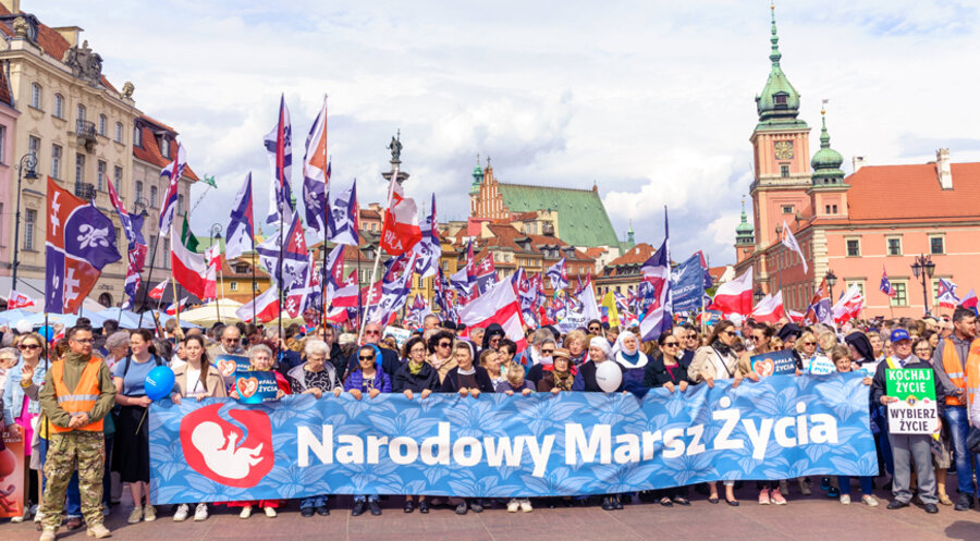 Rund 50.000 Menschen sind am 14. April beim polnischen „Marsch für das Leben“ durch Warschau gezogen. Foto: IMAGO/Mikolaj Janeczek