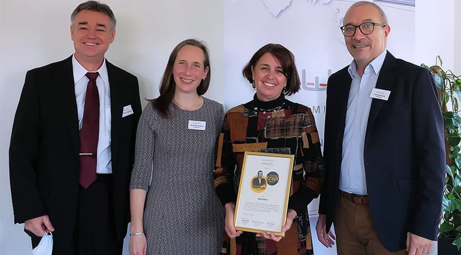 Preisverleihung Ludwig-Krapf-Preis der AWM. V.l.n.r.: Dr. Peter Westphal (Rektor der AWM Korntal), Susanne Smyrek (Finanzleitung Förderverein), Beate Reins und Frank Bossert (Vorsitzender des Fördervereins). Foto: AWM Korntal